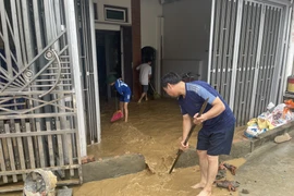 Một số điểm tại xã Hiền Lương, nước đã rút. Các hộ dân tranh thủ vệ sinh, dọn dẹp nhà cửa. (Ảnh: Tạ Toàn/TTXVN)