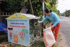 Người dân phân loại rác. (Ảnh: Nhựt An/TTXVN)