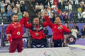 Lực sỹ Lê Văn Công xuất sắc giành Huy chương Đồng hạng 49kg môn cử tạ Paralympic 2024. (Ảnh: TTXVN)
