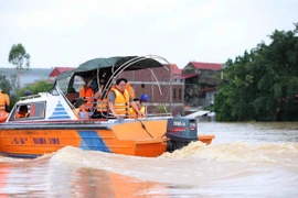 Thủ tướng Phạm Minh Chính đi kiểm tra, thị sát tình trạng nước dâng cao trên sông Cầu, xã Vân Tiên, thị xã Việt Yên, tỉnh Bắc Giang. (Ảnh: Dương Giang/TTXVN)