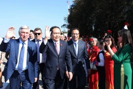 Cán bộ nhân viên Đại sứ quán, đại diện bà con kiều bào Việt Nam tại Liên bang Nga đón Chủ tịch Quốc hội Trần Thanh Mẫn tại sân bay Vnukovo, Thủ đô Moskva. (Ảnh: Thống Nhất/TTXVN)