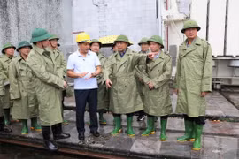 Phó Thủ tướng Chính phủ Bùi Thanh Sơn kiểm tra công tác đảm bảo an toàn hồ đập tại Công ty cổ phần Thuỷ điện Thác Bà. (Ảnh: Tuấn Anh/TTXVN)