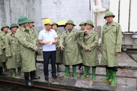 Phó Thủ tướng Chính phủ Bùi Thanh Sơn kiểm tra công tác đảm bảo an toàn hồ đập tại Công ty cổ phần Thuỷ điện Thác Bà. (Ảnh: Tuấn Anh/TTXVN)
