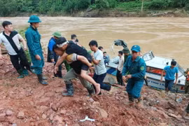 Các lực lượng cứu hộ trong và ngoài tỉnh đã tổ chức ứng phó, để tiếp cận tìm kiếm cứu nạn, cứu hộ. (Ảnh: TTXVN phát)