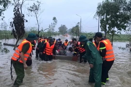 Lực lượng vũ trang tỉnh Hưng Yên di dời người dân xã Phú Cường, thành phố Hưng Yên đến nơi an toàn. (Ảnh: TTXVN phát)