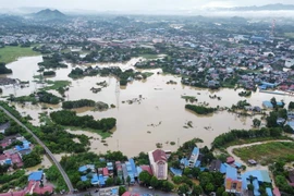 Nước bắt đầu rút nhưng nhiều tuyến đường ở thành phố Thái Nguyên vẫn ngập (ảnh chụp lúc 6 giờ 45 ngày 11/9). (Ảnh: Hoàng Hiếu/TTXVN)