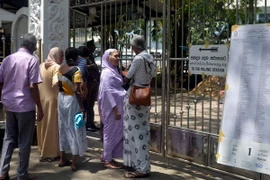 Cử tri tới điểm bỏ phiếu bầu tổng thống tại Colombo, Sri Lanka. (Ảnh: THX/TTXVN)