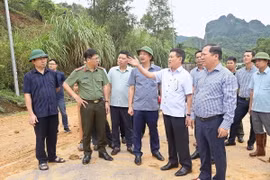Phó Thủ tướng Hồ Đức Phớc cùng đoàn công tác kiểm tra thực địa tại xã Tân Minh, huyện Đà Bắc. Ảnh: Thanh Hải/TTXVN)