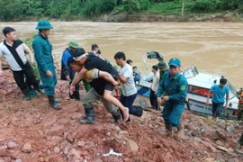 Các lực lượng cứu hộ trong và ngoài tỉnh đã tổ chức ứng phó, để tiếp cận tìm kiếm cứu nạn, cứu hộ. (Ảnh: TTXVN phát)