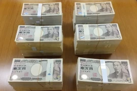 Đồng tiền mệnh giá 10.000 yen tại thành phố Yokosuka, quận Kanagawa (Nhật Bản). (Ảnh: AFP/TTXVN)