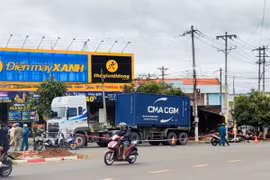 Hiện trường vụ tai nạn giữa xe container và xe máy khiến 2 người tử vong tại chỗ tại thị xã Phước Long, Bình Phước sáng 31/8. (Ảnh: TTXVN phát)