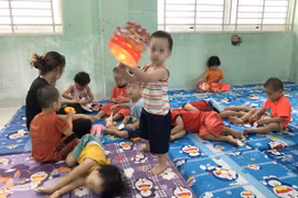 Các trẻ vui chơi cùng các cô giáo, bảo mẫu tại Cơ sở nuôi dưỡng bảo trợ trẻ em Tam Bình. (Ảnh: Thanh/TTXVN)