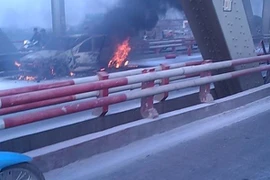 Xe ôtô bốc cháy trên cầu Chương Dương