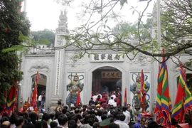 Nhanh chóng sửa lỗi chữ sai ở Đền Hùng và Đền Mẫu Âu Cơ 