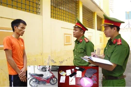 Cơ quan Công an lấy lời khai đối tượng Tuấn và tang vật vụ án. (Ảnh: TTXVN phát)