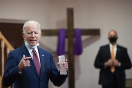 Cựu Phó Tổng thống Mỹ Joe Biden (trái) phát biểu trong cuộc gặp các nhà lãnh đạo người Mỹ gốc Phi ở tiểu bang Delaware ngày 1/6. (Ảnh: AFP/TTXVN)