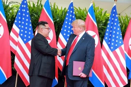 Tổng thống Mỹ Donald Trump (phải) và nhà lãnh đạo Triều Tiên Kim Jong-un tại hội nghị thượng đỉnh Mỹ-Triều ở Singapore ngày 12/6/2018. (Ảnh: AFP/TTXVN)