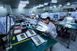 Dây chuyền kiểm tra bảng mạch điện tử tại một doanh nghiệp của Hàn Quốc tại khu công nghiệp Yên Phong. (Ảnh: Danh Lam/TTXVN)