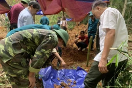Các lực lượng chức năng khai quật hài cốt liệt sỹ. Ảnh minh họa. (Ảnh: TTXVN phát)