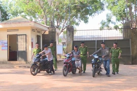 Các đối tượng trong đường dây trộm xe máy tại cơ quan điều tra. (Ảnh: TTXVN phát)