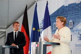 Thủ tướng Đức Angela Merkel (phải) và Tổng thống Pháp Emmanuel Macron trong cuộc họp báo chung sau hội đàm, tại Meseberg, ngoại ô Berlin. (Ảnh: AFP/TTXVN)