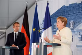 Thủ tướng Đức Angela Merkel (phải) và Tổng thống Pháp Emmanuel Macron trong cuộc họp báo chung sau hội đàm, tại Meseberg, ngoại ô Berlin. (Ảnh: AFP/TTXVN)