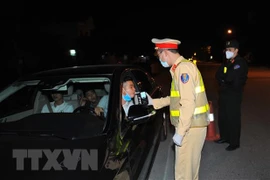 Lực lượng chức năng kiểm tra nồng độ cồn của chủ các phương tiện tham gia giao thông. Ảnh minh họa. (Ảnh: Minh Đức/TTXVN)