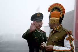 Binh lính Trung Quốc và Ấn Độ tại biên giới hai nước. (Nguồn: AFP)