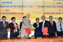 Ông Võ Văn Hoan, Phó Chủ tịch UBND Thành phố Hồ Chí Minh (phải) và ông Eric Sidgwick, Giám đốc ADB tại Việt Nam (trái) ký Bản ghi nhớ hợp tác giữa hai bên. (Ảnh: Xuân Khu/TTXVN)