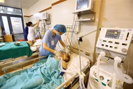 Điều trị cho bệnh nhân mùa nắng nóng. Ảnh minh họa. (Ảnh: Minh Quyết/TTXVN)