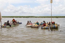 Ngư dân đang tập trung chuẩn bị khai thác nghêu, sò huyết giống. (Ảnh: Chanh Đa/TTXVN)