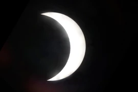 Nhật thực một phần với độ che phủ khoảng 70% diễn ra lúc 15 giờ được chụp qua ống kính thiên văn. (Ảnh: Thành Đạt/TTXVN)