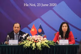 Thứ trưởng Bộ Ngoại giao Nguyễn Quốc Dũng (trái) chủ trì Họp báo về Hội nghị cấp cao ASEAN lần thứ 36. (Ảnh: Hoàng Việt/TTXVN)