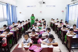 Học sinh Trường Tiểu học Đinh Bộ Lĩnh, thành phố Rạch Giá (Kiên Giang) trong giờ học môn Tiếng Việt. (Ảnh: Hồng Đạt/TTXVN)