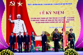 Thường trực Ban Bí thư Trần Quốc Vượng trao Huân chương Độc lập hạng Nhất cho Đảng bộ, chính quyền và nhân dân tỉnh Yên Bái. (Ảnh: Tuấn Anh/TTXVN)