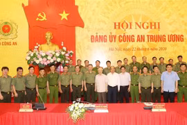 Tổng Bí thư, Chủ tịch nước Nguyễn Phú Trọng, Thủ tướng Chính phủ Nguyễn Xuân Phúc với các đại biểu dự Hội nghị. (Ảnh: Trí Dũng/TTXVN)