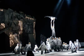 Đoàn xiếc Cirque du Soleil biểu diễn tại Riga, Latvia ngày 15/1. (Ảnh: AFP/TTXVN)