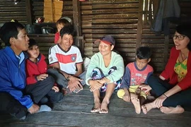 Thầy Chhỡi, giáo viên điểm trường Alao, xã Lơ Pang, huyện Mang Yang (Gia Lai), vận động phụ huynh cho con đến lớp. (Ảnh: Hồng Điệp/TTXVN)