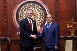 Ông Nguyễn Thiện Nhân, Bí thư Thành ủy Thành phố Hồ Chí Minh (phải), tiếp ông Daniel Kritenbrink, Đại sứ Hoa Kỳ tại Việt Nam (trái). (Ảnh: Xuân Khu/TTXVN)