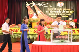 Đại biểu bỏ phiếu bầu cử. (Ảnh: Hoàng Ngọc/TTXVN)