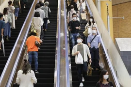 Người dân đeo khẩu trang phòng lây nhiễm COVID-19 tại Tokyo, Nhật Bản. (Ảnh: THX/TTXVN)