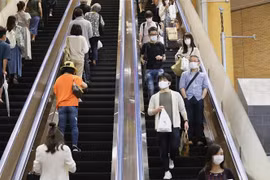 Người dân đeo khẩu trang phòng lây nhiễm COVID-19 tại Tokyo, Nhật Bản. (Ảnh: THX/TTXVN)