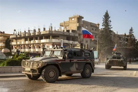 Xe quân sự Nga tham gia chiến dịch tuần tra chung tại khu vực biên giới giữa Syria với Thổ Nhĩ Kỳ, gần sân bay Qamishli, miền Bắc Syria ngày 9/4. (Ảnh: AFP/TTXVN)