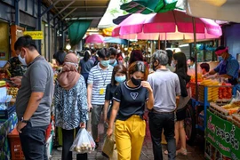 Người dân đeo khẩu trang phòng lây nhiễm COVID-19 tại Bangkok, Thái Lan. (Ảnh: AFP/TTXVN)