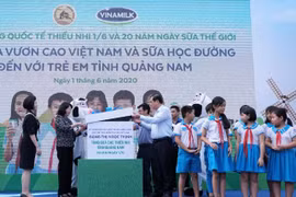 Phó Chủ tịch nước Đặng Thị Ngọc Thịnh cùng các đại biểu mở món quà đặc biệt dành tặng các em học sinh nhân ngày tết thiếu nhi. (Nguồn: Vinamilk)