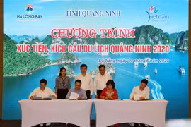 Đại diện các đơn vị ký kết hợp tác xúc tiến, kích cầu du lịch giữa hai địa phương. (Ảnh: Trần Lê Lâm/TTXVN)