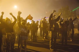 Người biểu tình tuần hành tại Minneapolis, Mỹ, bày tỏ phẫn nộ trước cái chết của người da màu George Floyd. (Ảnh: THX/TTXVN)