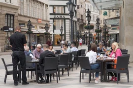 Khách hàng dùng bữa tại một nhà hàng ở Budapest, Hungary. (Ảnh: THX/TTXVN)
