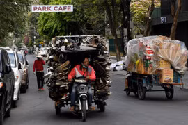 Người bán hàng rong trên một đường phố ở Phnom Penh, Campuchia. (Ảnh: AFP/TTXVN)