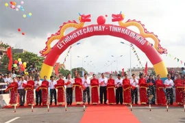Cắt băng thông xe công trình cầu Mây. (Ảnh: Mạnh Minh/TTXVN)